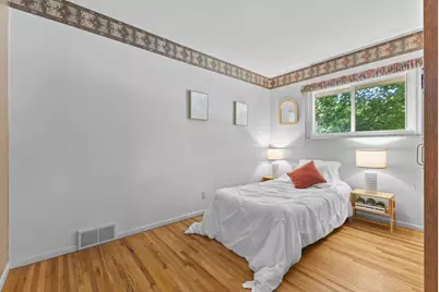 8106 Vincent Avenue S, Bloomington, MN 55431 - Photo 15