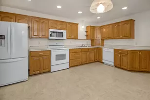 2224 Pinewood Dr, Shakopee, MN 55379 - Photo 11