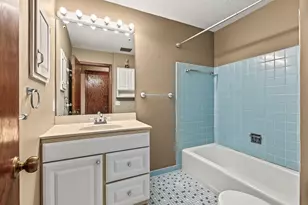 10275 Scarborough Rd, Bloomington, MN 55437 - Photo 21