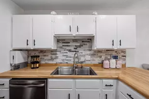 9535 Hartford Cir, Eden Prairie, MN 55347 - Photo 11
