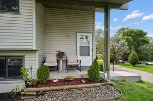 9535 Hartford Cir, Eden Prairie, MN 55347 - Photo 3