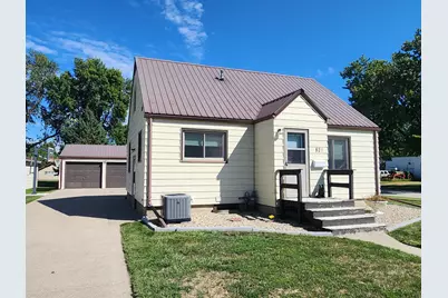 821 3rd Street SE, Pipestone, MN 56164 - Photo 1