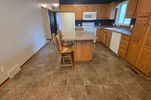 1909 9th St SW, Austin, MN 55912 - Photo 9