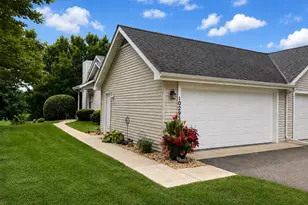 10295 Arrowwood Dr, Eden Prairie, MN 55347 - Photo 5