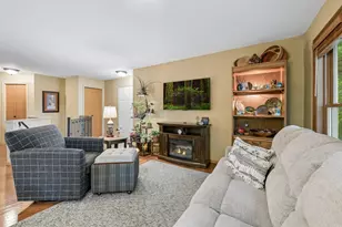 10295 Arrowwood Dr, Eden Prairie, MN 55347 - Photo 9