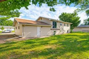 64 9th Ave NE, Hutchinson, MN 55350 - Photo 5