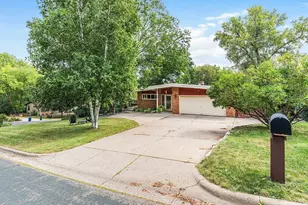 2212 Mary Hills Dr, Golden Valley, MN 55422 - Photo 35
