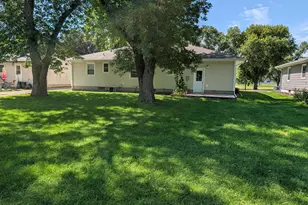 851 4th Ave SE, Wells, MN 56097 - Photo 3
