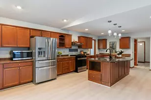 8818 Belvedere Dr, Eden Prairie, MN 55347 - Photo 7