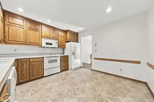 2749 Hilltop Ct, North Saint Paul, MN 55109 - Photo 7