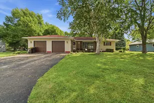 403 9th Ave SW, Wells, MN 56097 - Photo 1