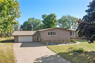 302 Jennifer Ln, Jordan, MN 55352 - Photo 3