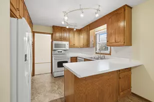 710 Windemere Dr, Plymouth, MN 55441 - Photo 3
