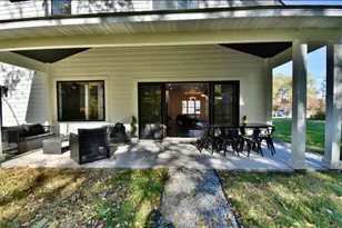 1022 Gardner St E, Wayzata, MN 55391 - Photo 3