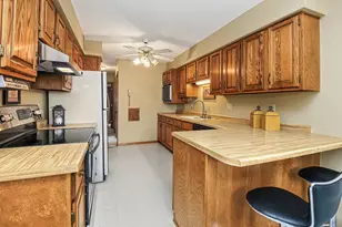 3901 Gershwin Ave N, Oakdale, MN 55128 - Photo 3