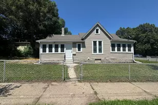 989 Marion St, Saint Paul, MN 55117 - Photo 1