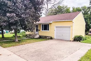 1014 St Peter Ave, Albert Lea, MN 56007 - Photo 1