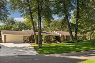 6521 Leesborough Ave, Eden Prairie, MN 55346 - Photo 3