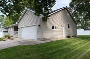 714 E Crescent Ln, Litchfield, MN 55355 - Photo 5