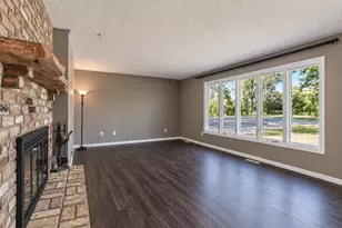 1011 N Cordova Ave, Le Center, MN 56057 - Photo 3