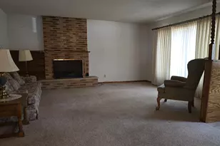 207 E Lyon St, Marshall, MN 56258 - Photo 3