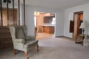 207 E Lyon St, Marshall, MN 56258 - Photo 5