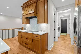 7061 Highland Ct, Eden Prairie, MN 55346 - Photo 9