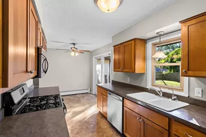 610 Grange Avenue N, Oakdale, MN 55128 - Photo 9