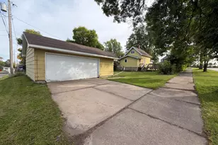 328 9th St SW, Chisholm, MN 55719 - Photo 3