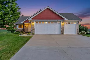 914 Prestwick Dr, Belle Plaine, MN 56011 - Photo 1