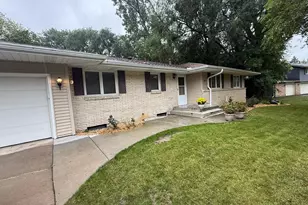 6447 Westchester Cir, Golden Valley, MN 55427 - Photo 3