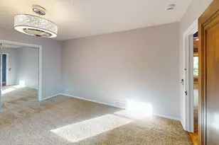 13510 Knollway Dr N, Minnetonka, MN 55305 - Photo 11