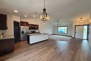 1088 Cullen St, Saint Peter, MN 56082 - Photo 9