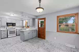 5705 Phoenix St, Golden Valley, MN 55422 - Photo 11
