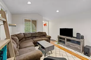 1027 5th St E, Saint Paul, MN 55106 - Photo 5
