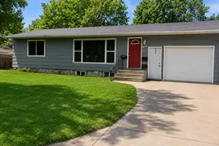 605 Pleasant Ave, Marshall, MN 56258 - Photo 7