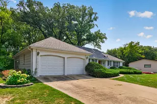 9923 Brookside Cir, Bloomington, MN 55431 - Photo 3