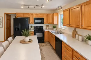 1205 Canoga Park Dr, Marshall, MN 56258 - Photo 5