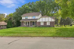 18731 Maple Leaf Dr, Eden Prairie, MN 55346 - Photo 3