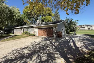 112 Orchard Cir, Montevideo, MN 56265 - Photo 3