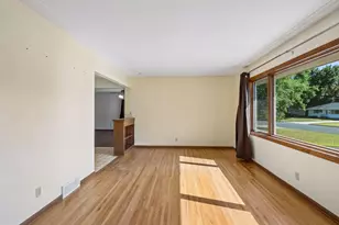 702 Madison St S, Shakopee, MN 55379 - Photo 3