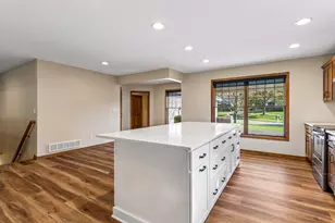 9813 Wedgewood Cir, Woodbury, MN 55125 - Photo 17