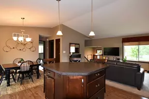 201 Golden Bear Ln, Zumbrota, MN 55992 - Photo 9