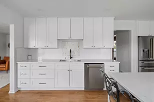 355 Margaret Cir, Wayzata, MN 55391 - Photo 17