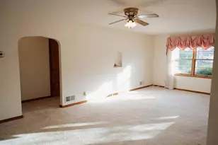 227 E 9th St, Blue Earth, MN 56013 - Photo 5