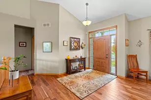 542 Majestic Oaks Ct, Eagan, MN 55123 - Photo 5