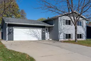 915 8th Ave NW, Hutchinson, MN 55350 - Photo 1