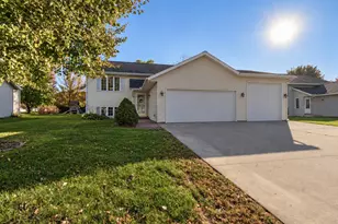 105 Torrey Pines Dr, Mankato, MN 56001 - Photo 1