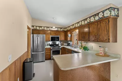 555 S Oak Drive, Vadnais Heights, MN 55127 - Photo 17