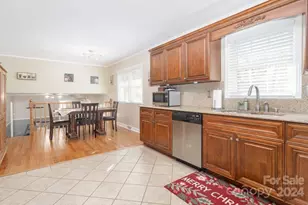 1315 Shady Bluff Dr, Charlotte, NC 28211 - Photo 3